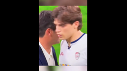 VIDEO / Chivu corteggia Palestra: le parole dette all’orecchio dopo Inter-Cagliari
