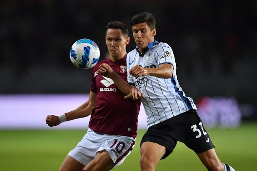 TURIN, ITALY - AUGUST 21: Sasa Lukic (L) of Torino FC clashes with Matteo Pessina of Atalanta BC during the Serie A match between Torino FC and Atalanta BC at Stadio Olimpico di Torino on August 21, 2021 in Turin, Italy. (Photo by Valerio Pennicino/Getty Images) Torino, la Salernitana si chiuderà in difesa: servono imbucate dei trequartisti- immagine 2