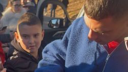 Milan, Terracciano tra foto e autografi con i tifosi a Milanello | PM VIDEO