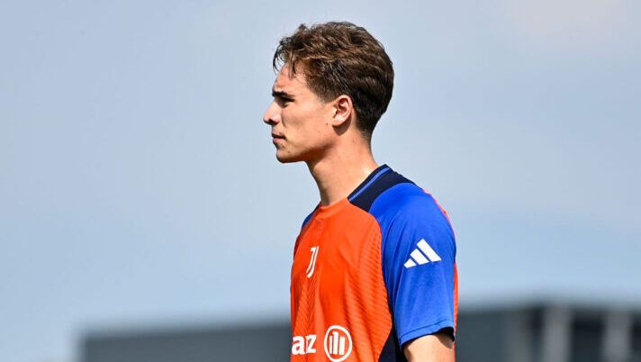 TURIN, ITALY - JULY 30: Kenan Yildiz of Juventus during a training session at JTC on July 30, 2024 in Turin, Italy. (Photo by Diego Puletto/Juventus/Juventus FC via Getty Images) Yildiz: “Ancora zero gol in Serie A? Non contano solo quelli. Perché la Juve e sul futuro…” - immagine 1
