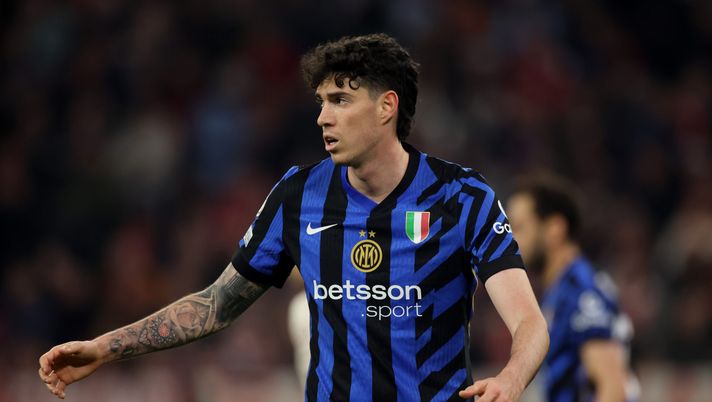 MUNICH, GERMANY - APRIL 08: Alessandro Bastoni of FC Internazionale reacts during the UEFA Champions League 2024/25 Quarter Final First Leg match between FC Bayern München and FC Internazionale Milano at Fussball Arena Muenchen on April 08, 2025 in Munich, Germany. (Photo by Alex Grimm/Getty Images) Bastoni rispetta il Bologna: “Partita dura, ha dimostrato di valere le zone alte” - immagine 1