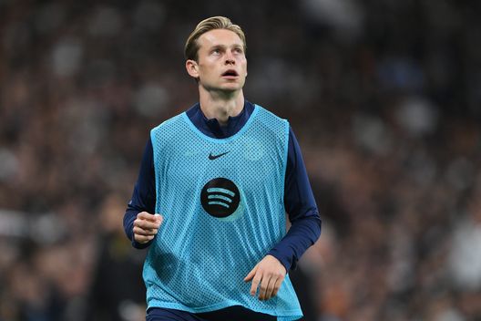 MADRID, SPAIN - OCTOBER 26: Frenkie de Jong of FC Barcelona warms up prior to the LaLiga match between Real Madrid CF and FC Barcelona at Estadio Santiago Bernabeu on October 26, 2024 in Madrid, Spain. (Photo by David Ramos/Getty Images) Barcellona-Villarreal a Miami, De Jong non cambia idea: “Alla fine dobbiamo giocare”- immagine 2