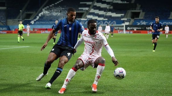BERGAMO, ITALY - APRIL 24: Jonathan Ikone of ACF Fiorentina is challenged by Isak Hien of Atalanta BC during the Coppa Italia Semi-final second leg match between Atalanta and ACF Fiorentina at Stadio Atleti Azzurri d'Italia on April 24, 2024 in Bergamo, Italy. (Photo by Marco Luzzani/Getty Images) Atalanta-Fiorentina: la probabile formazione della Dea. Dubbio Lookman- immagine 2