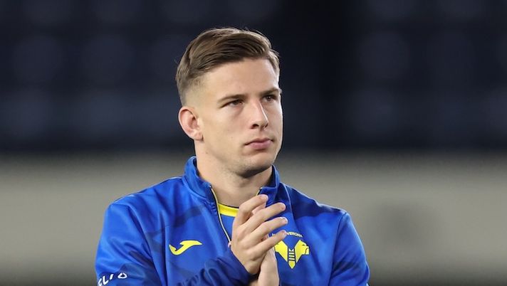 VERONA, ITALY - APRIL 28: Tomas Suslov of Verona thanks supporters at the end of the Serie A match between Verona and Cagliari at Stadio Marcantonio Bentegodi on April 28, 2025 in Verona, Italy. (Photo by Timothy Rogers/Getty Images) Gli squalificati: ecco i 16 giocatori che salteranno la 37a giornata di Serie A, quanti assenti! - immagine 1