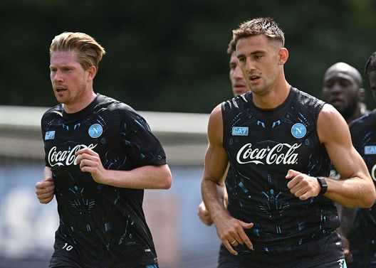 Lorenzo Lucca e Kevin De Bruyne del Napoli durante una sessione di allenamento del Napoli il 18 luglio 2025 a Dimaro Conte da Dimaro: “Si riparte dallo scudetto sul petto”, e annuncia Beukema- immagine 5