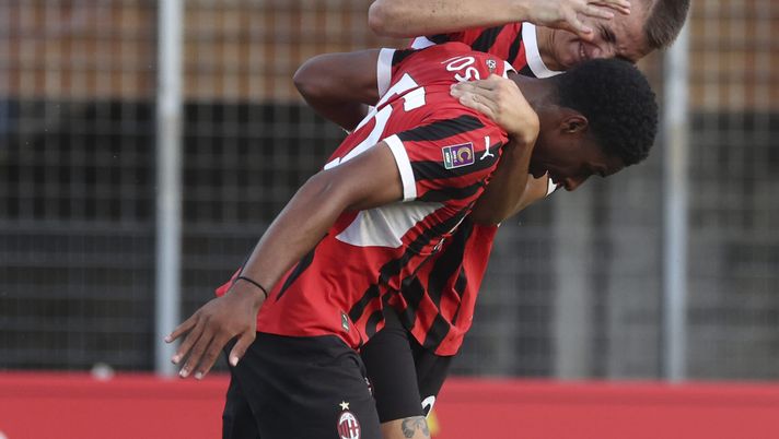 Silvano Vos e Francesco Camarda (giocatori del Milan), qui durante Milan Futuro-Carpi 1-1 | Serie C 2024-25 (Getty Images) Silvano Vos Francesco Camarda Milan Futuro-Carpi 1-1 Serie C 2024-25