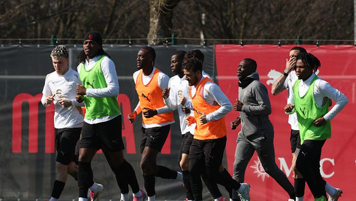 CAIRATE, ITALY - MARCH 06: Players of AC Milan in action during AC Milan training session at Milanello on March 06, 2025 in Cairate, Italy. (Photo by Claudio Villa/AC Milan via Getty Images)  Oggi a Milanello, sole e lavoro: TUTTE LE FOTO - immagine 1