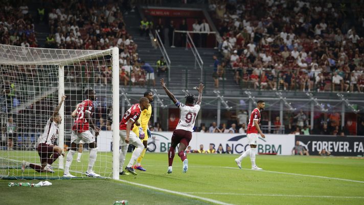 MILAN, ITALY - AUGUST 17: Duvan Zapata of Torino celebrates with teammates, after Malick Thiaw of AC Milan (obscured) conceded an own goal, resulting in the first goal for Torino, during the Serie A match between AC Milan and Torino at Stadio Giuseppe Meazza on August 17, 2024 in Milan, Italy. Photo: Nderim Kaceli Le pagelle di Milan-Torino 2-2: Zapata superstar, Sazonov imbarca acqua- immagine 2