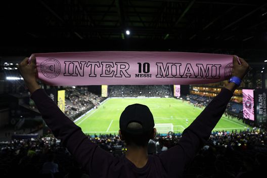 RIYADH, ARABIA SAUDITA - 01 FEBBRAIO: Un tifoso dell'Inter Miami (Photo by Yasser Bakhsh/Getty Images) Inter Miami, il nuovo stadio prende sempre più forma: “Sarà qualcosa di unico”- immagine 2
