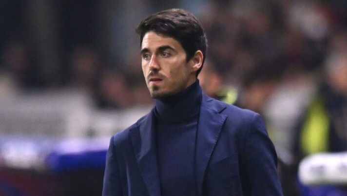 PARMA, ITALY - NOVEMBER 08: Carlos Cuesta head coach of Parma Calcio during the Serie A match between Parma Calcio 1913 and AC Milan at Stadio Ennio Tardini on November 08, 2025 in Parma, Italy. (Photo by Alessandro Sabattini/Getty Images) Cuesta: “Cambiare modulo è una possibilità! Come ho visto Valeri e cosa manca per il vero Ondrejka” - immagine 1
