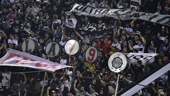 ASUNCION, PARAGUAY - JULY 30: Fans of Olimpia cheer for their team during a round of sixteen second leg match between Olimpia and LDU Quito as part of Copa CONMEBOL Libertadores 2019 at Estadio Defensores del Chaco on July 30, 2019 in Asuncion, Paraguay. (Photo by Amilcar Orfali/Getty Images) Derby di Asuncion, il meno possibile! Dall’Olimpia solo 500 biglietti ai tifosi del Cerro Porteño - immagine 1