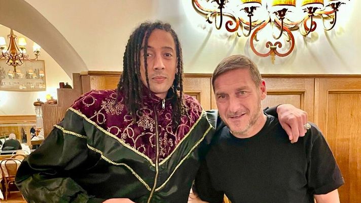 Ghali e Totti insieme a cena: l’incontro in un ristorante della Capitale Ghali e Totti insieme a cena: l’incontro in un ristorante della Capitale - immagine 1