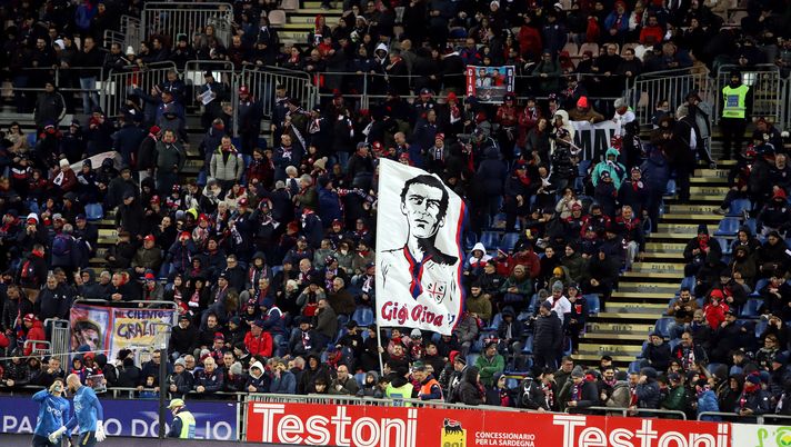 CAGLIARI, ITALY - JANUARY 26: the supporters of Cagliari remembers Gigi Riva during the Serie A TIM match between Cagliari and Torino FC - Serie A TIM at Sardegna Arena on January 26, 2024 in Cagliari, Italy. (Photo by Enrico Locci/Getty Images) Cagliari-Torino, le ultime dai campi: tutta l’Unipol Domus per Gigi Riva - immagine 1