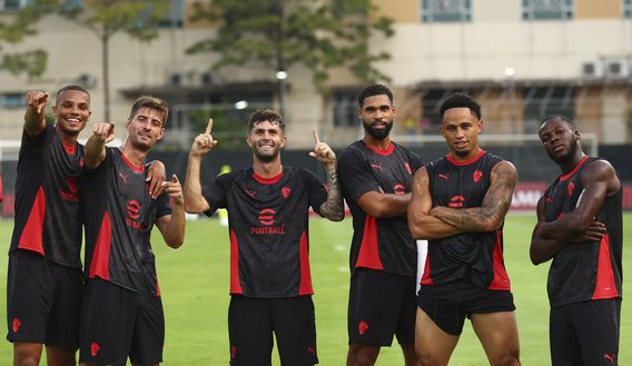 SINGAPORE, SINGAPORE - JULY 21: (L-R) Malik Thiaw of AC Milan, Matteo Gabbia, Christian Pulisic, Ruben Loftus-Cheek, Noah Okafor and Yunus Musah celebrates during an AC Milan Training Session at Bishan Stadium on July 21, 2025 in Singapore. (Photo by Giuseppe Cottini/AC Milan via Getty Images)  A tutto Christian Pulisic: “Cosa penso sul Milan, Allegri, Modric, Ricci e…”- immagine 2