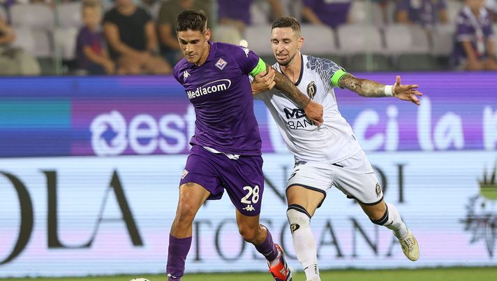 FLORENCE, ITALY - AUGUST 22: Lucas Martinez Quarta of ACF Fiorentina battles for the ball with Zsolt Nagy of Puskas Academy during the UEFA Europa Conference League Play-Off 1st leg match between Fiorentina and Puskas Academy at Stadio Artemio Franchi on August 22, 2024 in Florence, Italy. (Photo by Gabriele Maltinti/Getty Images) Il retroscena: Quarta espulso dalla panchina per proteste. Ecco perché - immagine 1
