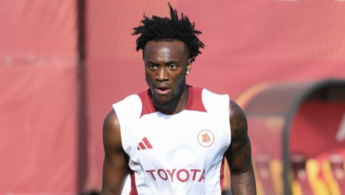 ROME, ITALY - JULY 07: AS Roma player Tammy Abraham during a training session at Centro Sportivo Fulvio Bernardini on July 07, 2024 in Rome, Italy. (Photo by Luciano Rossi/AS Roma via Getty Images) Roma, allarme rientrato: Abraham lavora in gruppo ma ancora out in amichevole - immagine 1