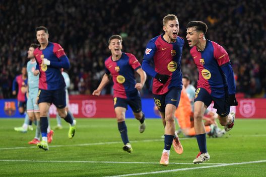 Pedri esulta con i compagni dopo il gol del momentanea vantaggio del Barcellona. (Foto di David Ramos/Getty Images) Guida al derby catalano Barcellona-Girona: orario, probabili formazioni e pronostico - immagine 1
