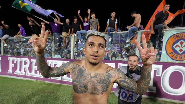 FLORENCE, ITALY - AUGUST 31: Domilson Cordeiro dos Santos known as Dodo of ACF Fiorentina celebrates the victory after the UEFA Conference League play-off round, second leg match between ACF Fiorentina and Rapid Wien at Artemio Franchi Stadium on August 31, 2023 in Florence, Italy. (Photo by Gabriele Maltinti/Getty Images) Dodò, operazione riuscita perfettamente: i dettagli - immagine 1