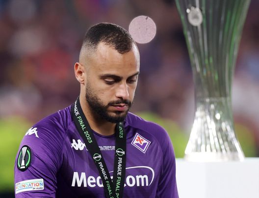 PRAGUE, CZECH REPUBLIC - JUNE 07: Arthur Cabral of ACF Fiorentina walks past the UEFA Europa Conference League trophy with their runners up medal after the team's defeat during the UEFA Europa Conference League 2022/23 final match between ACF Fiorentina and West Ham United FC at Eden Arena on June 07, 2023 in Prague, Czech Republic. (Photo by Alex Grimm/Getty Images) Marino: “Cabral lo volevo a Udine. Infantino? Mezzala di grande qualità”- immagine 2