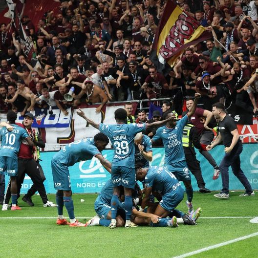 La festa del Metz dopo aver conquistato la Ligue 1 (Foto dal profilo X ufficiale del Fc Metz) Il Metz torna in Ligue 1, retrocessione in Ligue 2 per il Reims- immagine 2