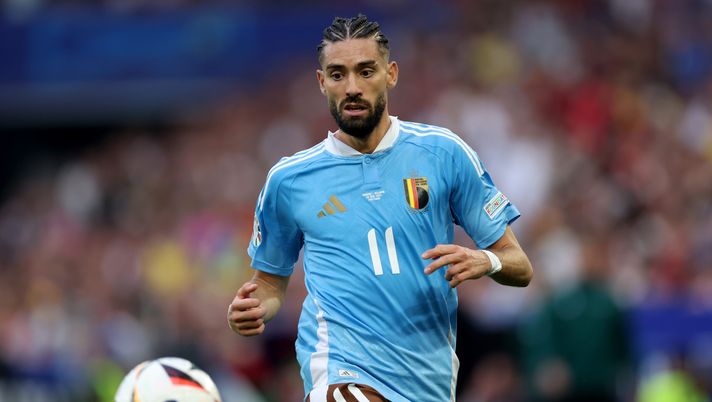 STUTTGART, GERMANY - JUNE 26: Yannick Carrasco of Belgium runs with the ball during the during the UEFA EURO 2024 group stage match between Ukraine and Belgium at Stuttgart Arena on June 26, 2024 in Stuttgart, Germany. (Photo by Carl Recine/Getty Images) Carrasco-Roma: i giallorossi lo vogliono solo in prestito. La situazione - immagine 1