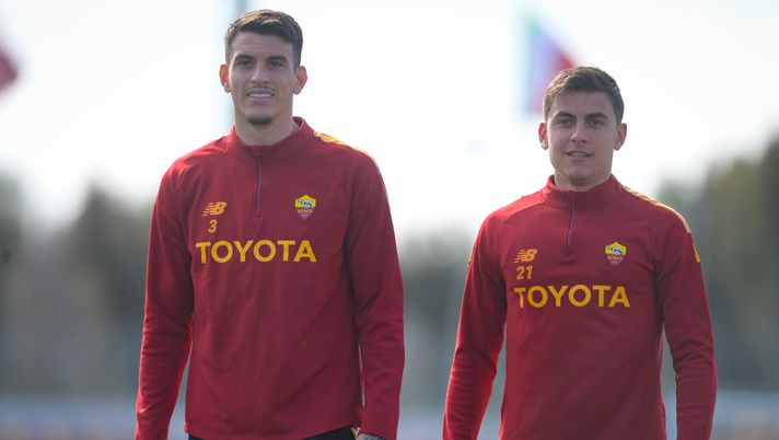ROME, ITALY - APRIL 01: (L-R) AS Roma players Roger Ibanez and Paulo Dybala in action during a training session at Centro Sportivo Fulvio Bernardini on April 01, 2023 in Rome, Italy. (Photo by Fabio Rossi/AS Roma via Getty Images) Occhio Napoli, un club inglese fa sul serio per un obiettivo azzurro: la maxi offerta - immagine 1