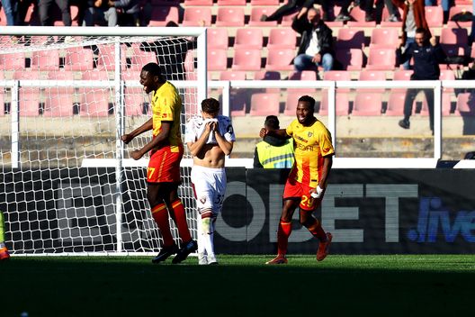 LECCE, ITALY - NOVEMBER 30: Krstjan Asllani of Torino FC shows his dejection after missed the penalty during the Serie A match between US Lecce and Torino FC at Stadio Via del Mare on November 30, 2025 in Lecce, Italy. (Photo by Maurizio Lagana/Getty Images) Il testacoda dei primi tempi: Milan blindato, Toro vulnerabile- immagine 2