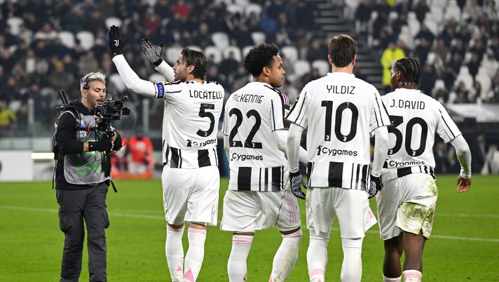 TURIN, ITALY - DECEMBER 02: Manuel Locatelli of Juventus celebrates after scoring his team's second goal with teammates Weston McKennie, Kenan Yildiz and Jonathan David during the Coppa Italia match between Juventus and Udinese at Allianz Stadium on December 02, 2025 in Turin, Italy. (Photo by Filippo Alfero - Juventus FC/Juventus FC via Getty Images) Napoli-Juventus, tensione all’arrivo del bus dei bianconeri: la ricostruzione – TMW - immagine 1
