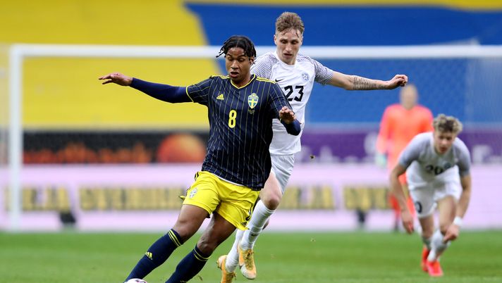 STOCKHOLM, SWEDEN - MARCH 31: Jens-Lys Cajuste of Sweden runs with the ball whilst under pressure from Bogdan Vastsuk of Estonia during the International Friendly match between Sweden and Estonia at Friends Arena on March 31, 2021 in Stockholm, Sweden. Sporting stadiums around Sweden remain under strict restrictions due to the Coronavirus Pandemic as Government social distancing laws prohibit fans inside venues resulting in games being played behind closed doors. (Photo by Linnea Rheborg/Getty Images) Estonia-Svezia, le formazioni ufficiali: Cajuste in campo dal primo minuto - immagine 1