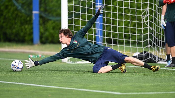 FLORENCE, ITALY - MAY 25: Marco Carnesecchi of Italy in action during a Italy training session at Centro Tecnico Federale di Coverciano on May 25, 2022 in Florence, Italy. (Photo by Claudio Villa/Getty Images) Derby dei portieri, Amelia incorona Carnesecchi - immagine 1