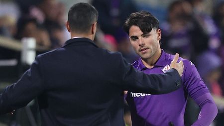 FLORENCE, ITALY - DECEMBER 12: Head Coach of ACF Fiorentina Raffaele Palladino speaks with Riccardo Sottil of ACF Fiorentina during the UEFA Europa League 2024/25 League Phase MD6 match between ACF Fiorentina and LASK at Stadio Artemio Franchi on December 12, 2024 in Florence, Italy. (Photo by Gabriele Maltinti/Getty Images) Sottil Palladino