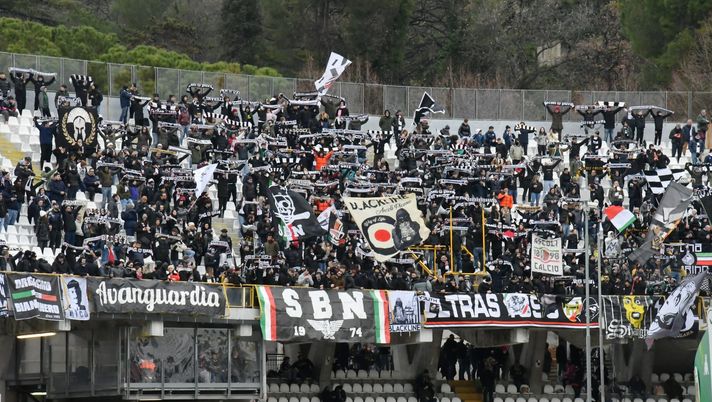 Ascoli, gli ultras dopo Palermo: “Pulcinelli denuncia? Prova a passare per vittima”  Ascoli