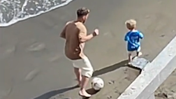 Tenero Dries Mertens, gioca a calcio in spiaggia a Posillipo insieme al figlio Ciro