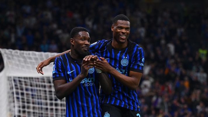 MILAN, ITALY - APRIL 17: Marcus Thuram of FC Internazionale celebrates with Denzel Dumfries after scoring the goal during the Serie A match between FC Internazionale and Cagliari Calcio at Giuseppe Meazza Stadium on April 17, 2026 in Milan, Italy. (Photo by Mattia Pistoia - Inter/Inter via Getty Images) BREAKING – Inter, assenti Dumfries, Thuram e Akanji: la decisione per il Bologna - immagine 1