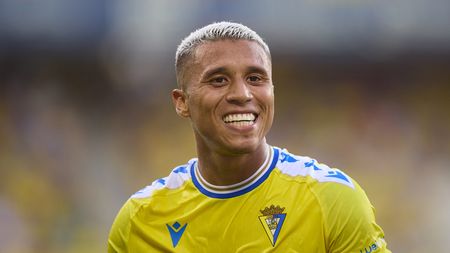 CADIZ, SPAIN - AUGUST 14: Darwin Machis of Cadiz CF reacts during the LaLiga EA Sports match between Cadiz CF and Deportivo Alaves at Estadio Nuevo Mirandilla on August 14, 2023 in Cadiz, Spain. (Photo by Fran Santiago/Getty Images)