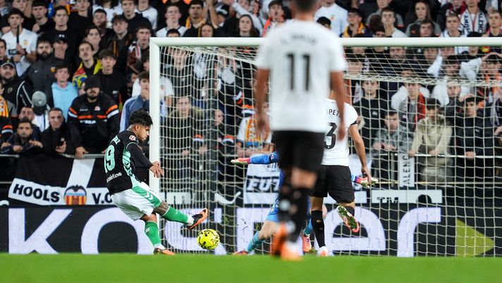 VALENCIA, SPAIN - NOVEMBER 09: Cucho Hernandez of Real Betis scores his team's first goal during the LaLiga EA Sports match between Valencia CF and Real Betis Balompie at Estadi de Mestalla on November 09, 2025 in Valencia, Spain. (Photo by Mateo Villalba Sanchez/Getty Images) Streaming Betis-Girona: probabili formazioni e diretta live - immagine 1