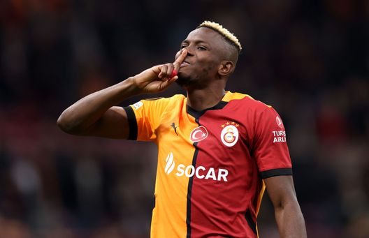 Victor Osimhen del Galatasaray festeggia dopo la vittoria della squadra nella partita della fase a gironi di UEFA Europa League 2024/25 tra Galatasaray A.S. e Tottenham Hotspur all'Ali Sami Yen Spor Kompleksi il 7 novembre 2024 a Istanbul, Turchia. (Foto di Ahmad Mora/Getty Images)