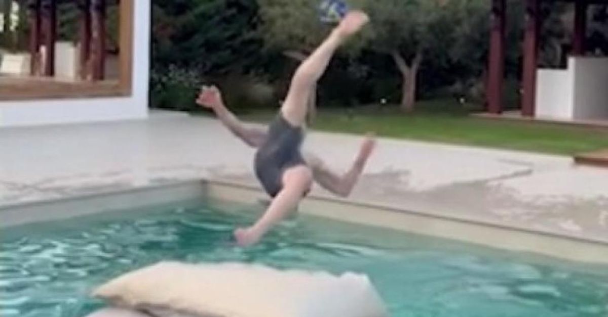 Milan, per Ibrahimovic rovesciata perfetta e super gol in piscina | VIDEO Milan, per Ibrahimovic rovesciata perfetta e super gol in piscina | VIDEO