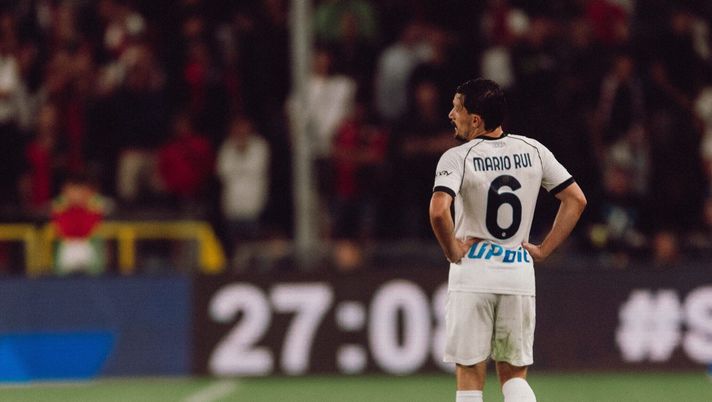 FOTO Verso Bologna, Mario Rui resta in disparte in aereo: il post del Napoli - immagine 1