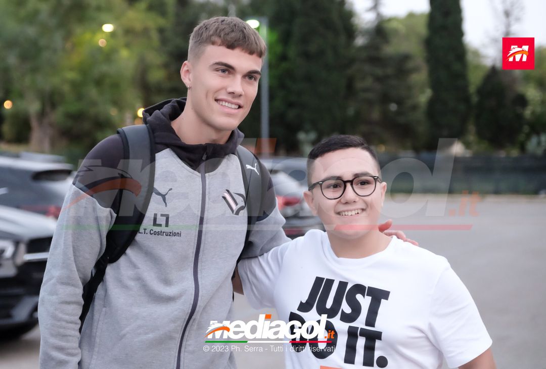 FOTO PALERMO: i giocatori rosanero scattano selfie con i tifosi (GALLERY) - immagine 38