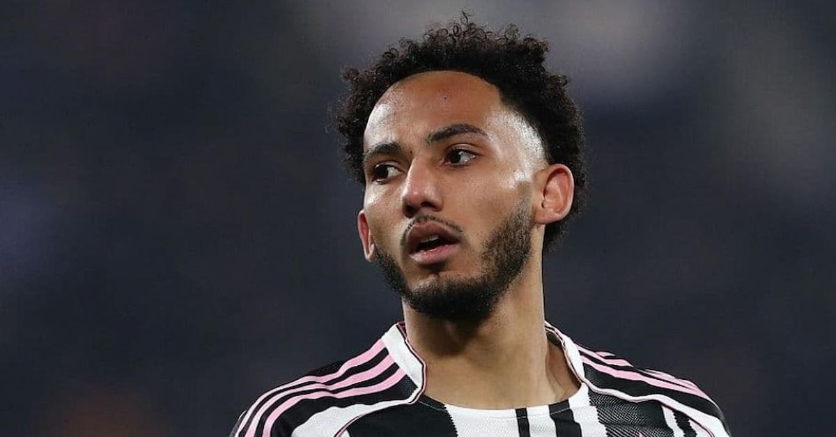 “Torna allo zoo”. La rabbia di Kelly sui social: “Non lo accetto”