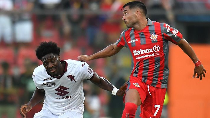 CREMONA, ITALY - AUGUST 27: Ola Aina of Torino FC competes for the ball with Jaime Baez of US Cremonese ​during the Serie A match between US Cremonese and Torino FC at Stadio Giovanni Zini on August 27, 2022 in Cremona, Italy. (Photo by Alessandro Sabattini/Getty Images) Verso Torino-Cremonese: dove vedere la gara in tv e streaming - immagine 1