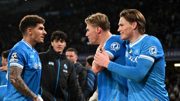 NAPLES, ITALY - JANUARY 28: Rasmus Hojlund of SSC Napoli celebrates with teammates Giovanni Di Lorenzo and Scott McTominay after scoring his team's second goal during the UEFA Champions League 2025/26 League Phase MD8 match between SSC Napoli and Chelsea FC at Stadio Diego Armando Maradona on January 28, 2026 in Naples, Italy. (Photo by Francesco Pecoraro/Getty Images) Champions, Perillo: “Gli azzurri hanno dato il massimo. Il Napoli ha solo una colpa” - immagine 1