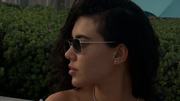 Michelle, profilo super sensuale. Scatto sexy per la Sander: social in tilt col suo décolleté - immagine 1