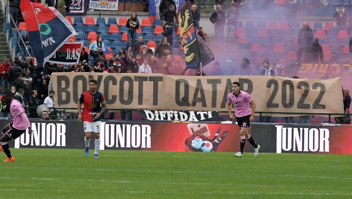 Cosenza, Italia - calcio Cosenza vs Palermo - Campionato di calcio Serie BKT 2022/2023
Stadio San Vito Marulla. Nella foto: Tifosi del Cosenza contro il Mondiale in Qtar
November 12, 2022 Cosenza, Italy - sport, soccer - Cosenza vs Palermo - Italian Football Championship League BKT 2022/2023 - San Vito-Marulla stadium.
In the pic: Cosenza fans agaistin World Cup in Qtar Palermo, Repubblica: “Parte da Cosenza il rush finale dei rosa verso i play-off” - immagine 1