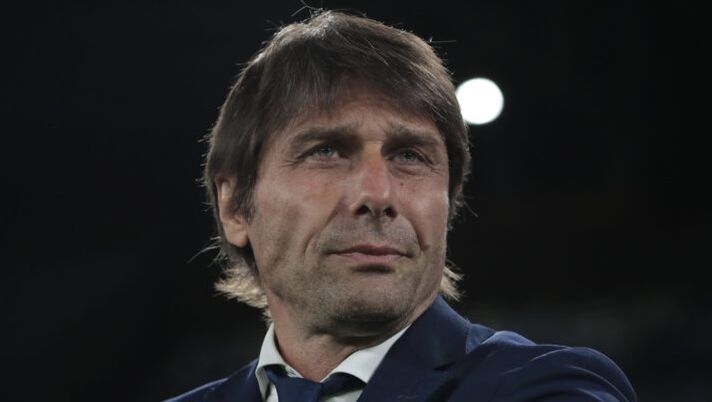 NAPLES, ITALY - APRIL 18: Head coach of FC Internazionale Antonio Conte looks on during the Serie A match between SSC Napoli and FC Internazionale at Stadio Diego Armando Maradona on April 18, 2021 in Naples, Italy. Sporting stadiums around Italy remain under strict restrictions due to the Coronavirus Pandemic as Government social distancing laws prohibit fans inside venues resulting in games being played behind closed doors. (Photo by Emilio Andreoli - Inter/Inter via Getty Images) Conte sempre più vicino al Napoli: arrivati i contratti all’area legale, le novità da Fabrizio Romano - immagine 1