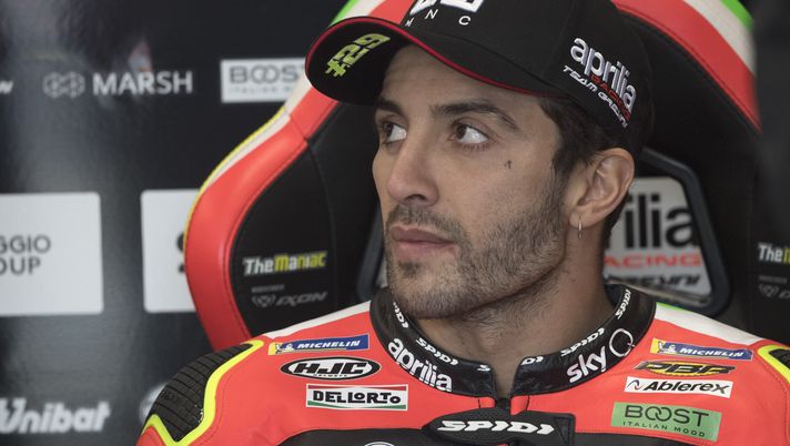 PHILLIP ISLAND, AUSTRALIA - OCTOBER 26: Andrea Iannone of Italy and Aprilia Racing Team Gresini looks on in box during the MotoGP of Australia - Qualifying for the 2019 MotoGP of Australia at Phillip Island Grand Prix Circuit on October 26, 2019 in Phillip Island, Australia. (Photo by Mirco Lazzari gp/Getty Images) Iannone è tornato: “Ho ripreso a guidare la Ducati, la moto che amo di più” - immagine 1