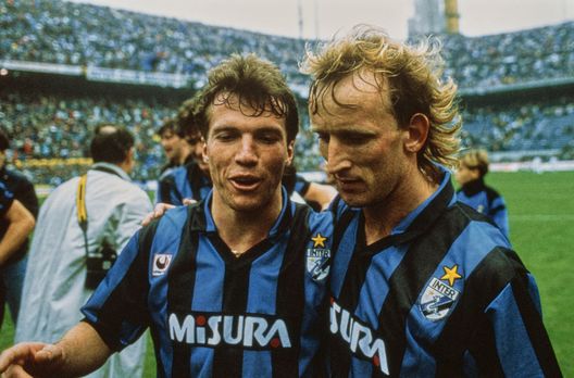 Lothar Matthäus ed Andreas Brehme dopo la finale di ritorno di Coppa UEFA tra Inter e Roma. (Foto di Bongarts/Getty Images) Inter-Torino in Coppa Italia: i precedenti tra i due club nella competizione- immagine 2