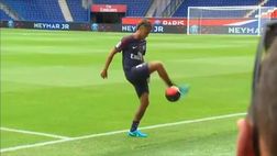 Neymar si presenta così: primi palleggi