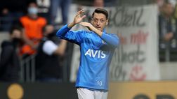 Festa per i 40 anni di Diego, il Werder non vuole Özil e Wiese: “Sono di estrema destra”